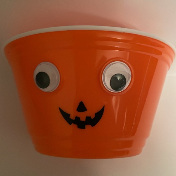 Googly Eyes plastic snack Bowl, new and reusable. Perfect for Halloween - Picture 3 of 17